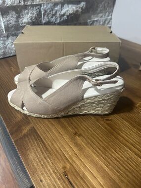 Women's Beige Platform Wedge Sandals - Slingback Peep Toe new in box size 7